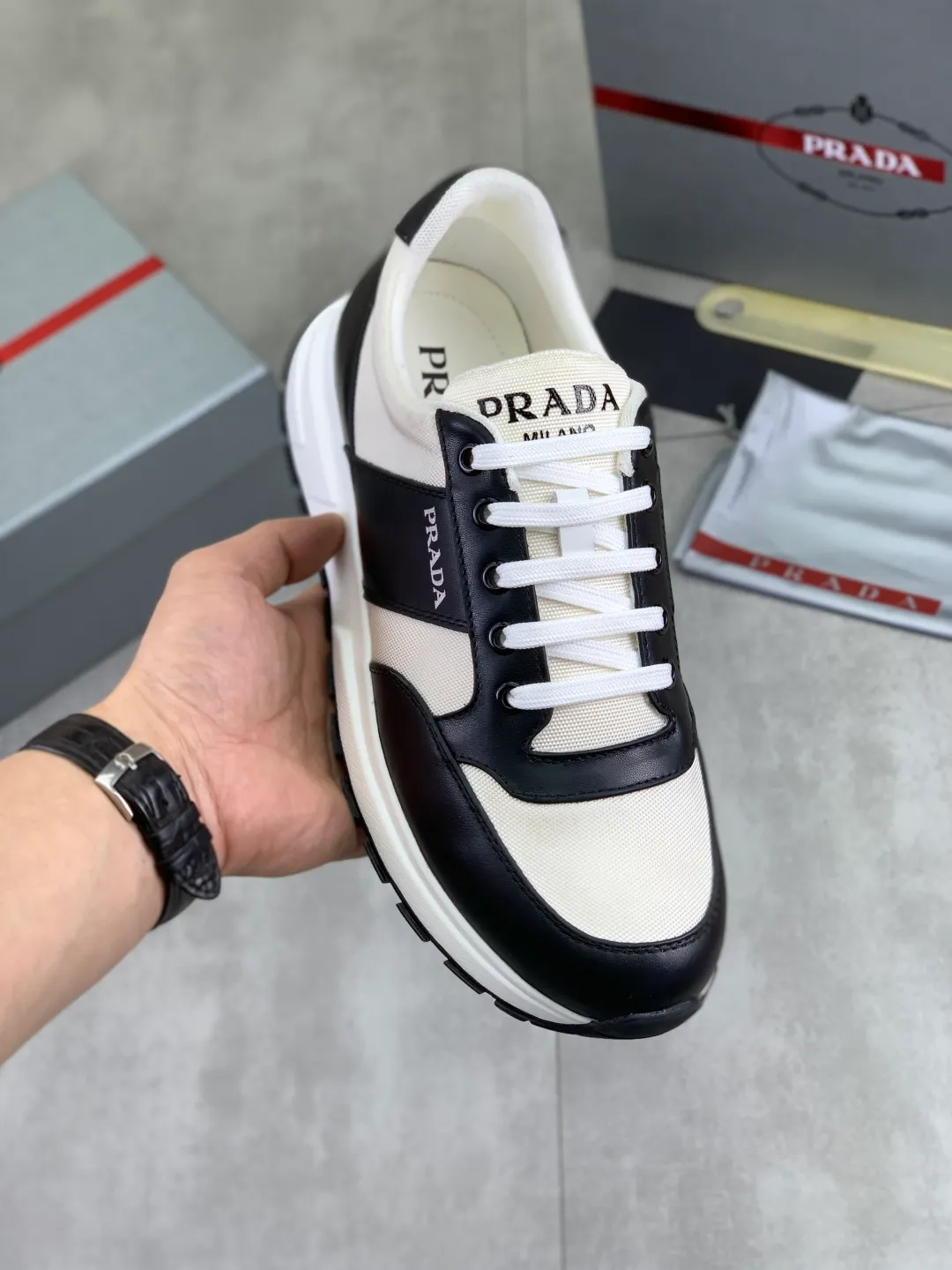Men's men's shoes P560💰 [Real Price] Popular models are on the official website, 🆘 Trendy brand (Prada) mainly promotes popular models, avant-garde and versatile fashionable men's shoes private version mold opening, cowhide surface splicing 1:1.. Stylish and simple, original imported cowhide lining cowhide feet; the atmosphere and personality are more fashionable, eye-catching and pursuing class. It will subvert the old ideas and be a must-have for fashionistas who want to spend time with you! Must keep it! Tall and comfortable, large and low, high-end quality workmanship. Code number: 38-44 (45 customized) 2️⃣ optional.